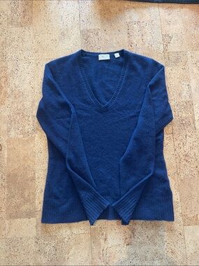 100% Cashmere Women's V-Neck Sweater in Deep Navy Blue